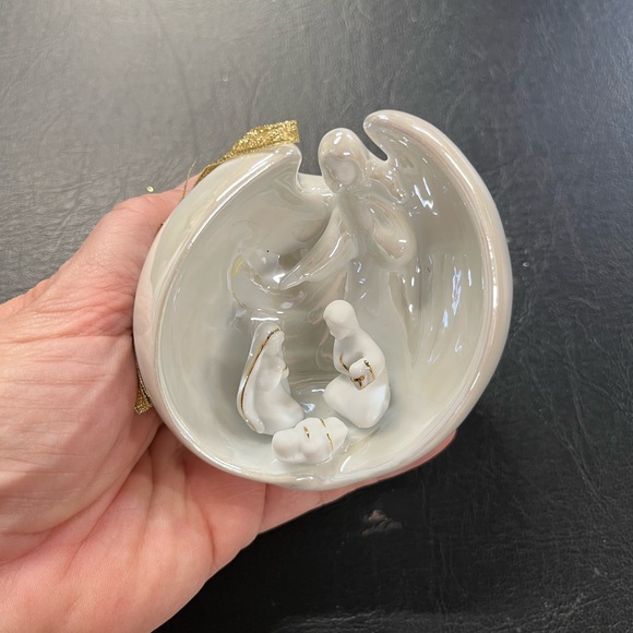 Porcelain nativity ornament by Appletree - Picture 3 of 9